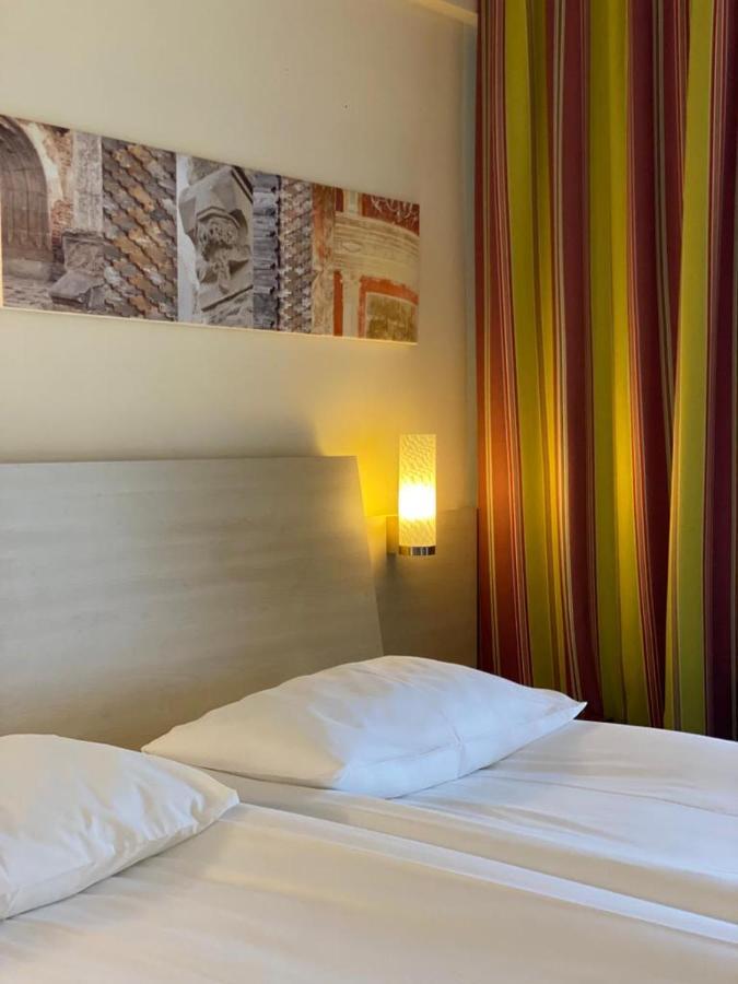 The Gerald'S Hotel Rădăuţi Esterno foto